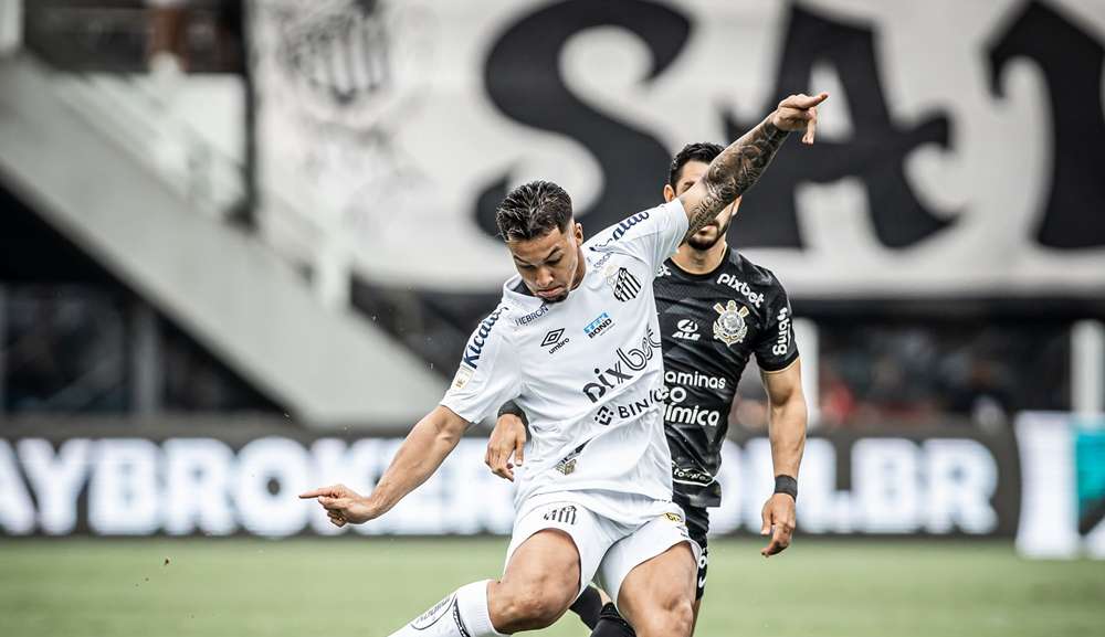 Com arbitragem polêmica, Santos e Corinthians fazem bom jogo na Vila Belmiro e acabam no empate