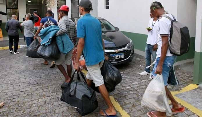 Chegam à Bahia 196 trabalhadores que foram resgatados em situação análoga a escravidão no RS Lorena Bueri