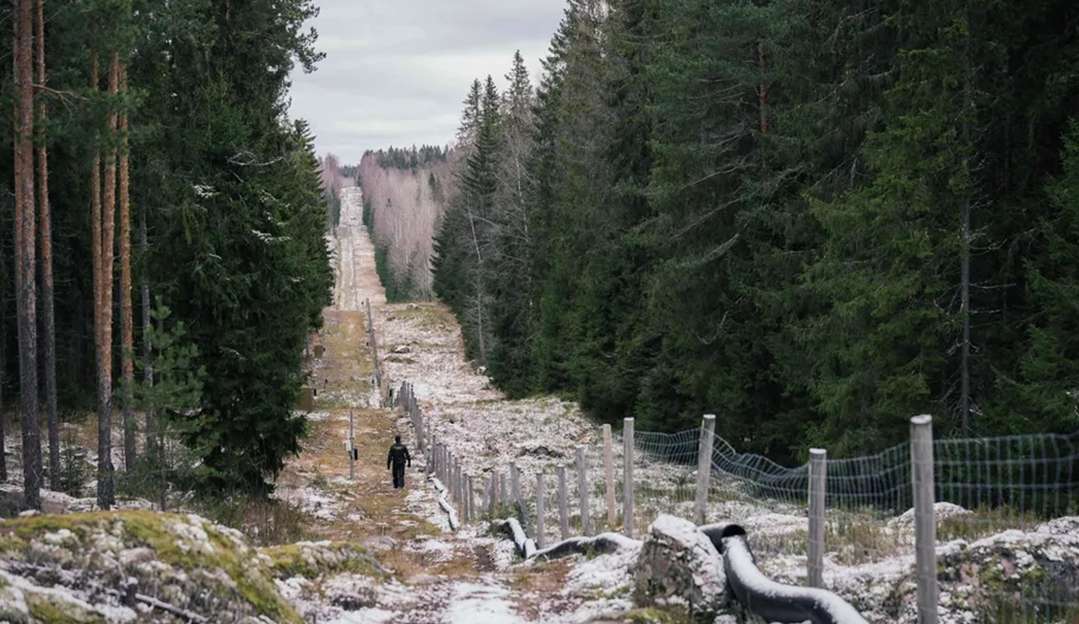 Finlândia inicia construção de cerca de metal na fronteira com a Rússia