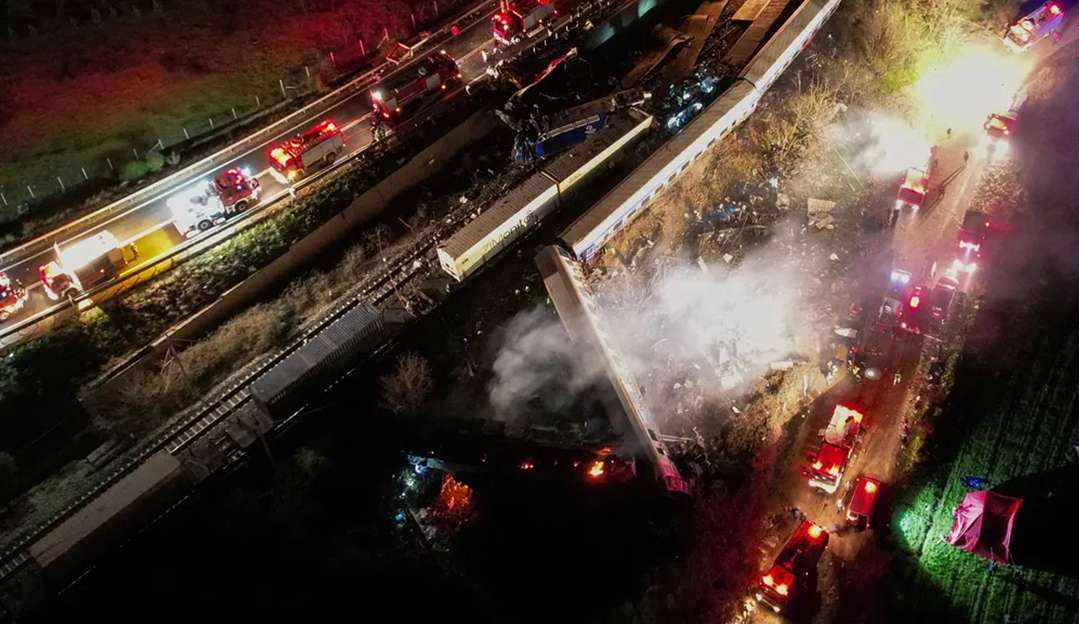 Colisão de trens deixa 38 mortos e dezenas feridos na Grécia Lorena Bueri