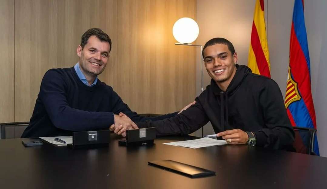João Mendes, filho de Ronaldinho Gaúcho, assina contrato com o time B do Barcelona Lorena Bueri