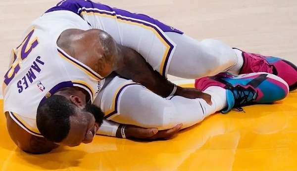 Lebron lesiona e desfalca o Lakers por três semanas 