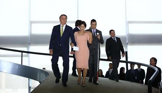 Governo Bolsonaro tentou trazer ilegalmente joias de R$ 16,5 milhões ao Brasil para Michelle