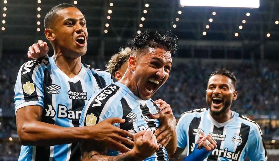 Grêmio vence nos acréscimos e derrota o Internacional