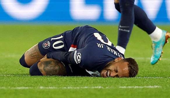 Neymar lesiona o tornozelo e desfalca o PSG por 4 meses