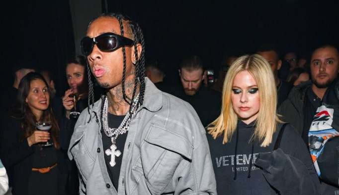 Avril Lavigne e Tyga trocam carinhos em público e confirmam relacionamento após término polêmico da cantora 