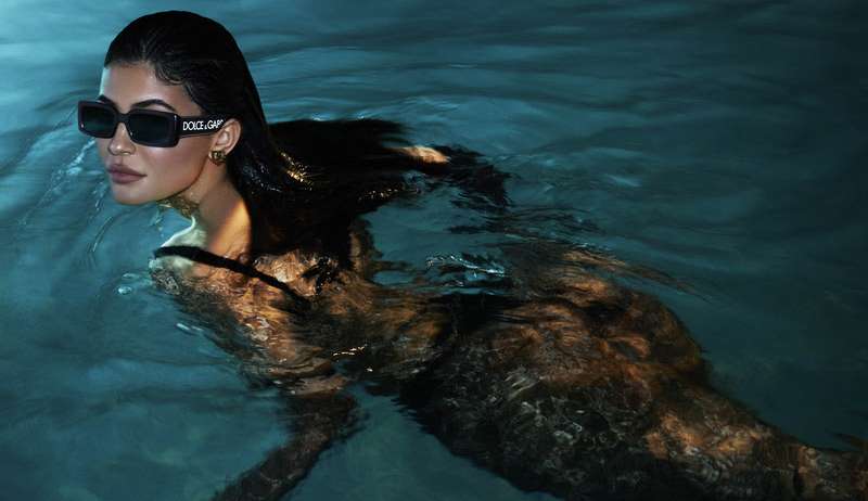 Kylie Jenner é o rosto da campanha de Primavera/Verão 2023 da Dolce & Gabana Eyewear