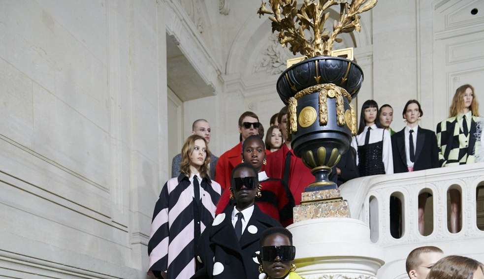 Valentino apresenta coleção de inverno na Semana de Moda de Paris 