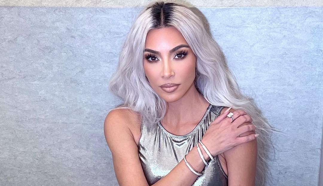 Kim Kardashian aparece em suas redes sociais de maneira inusitada