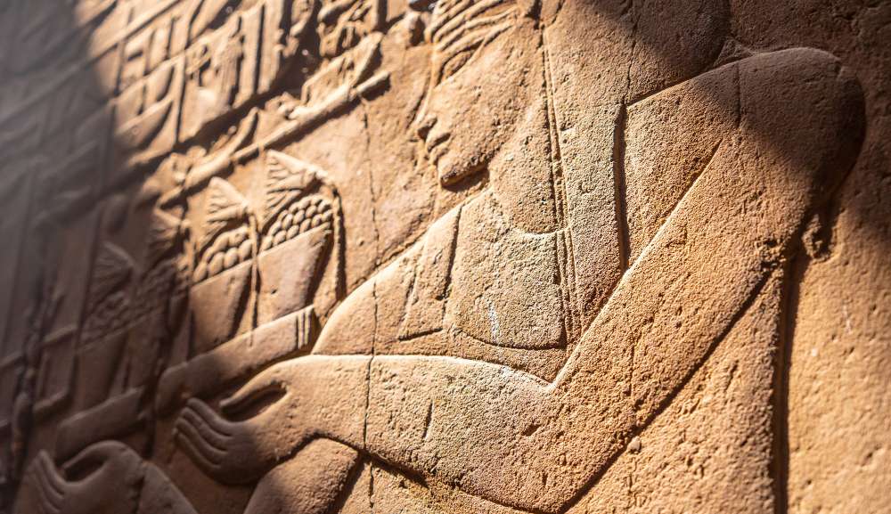 Entenda como a cultura egípcia tem influenciado a moda, a maquiagem e nossos hábitos até hoje