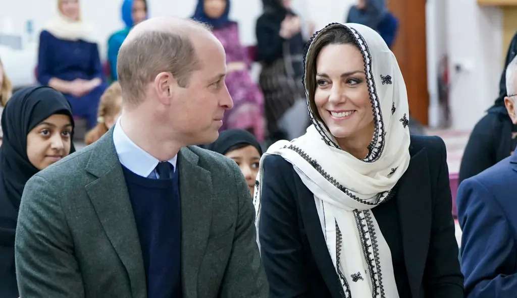 Kate Middleton e Principe William visitam Centro Islâmico, em Londres