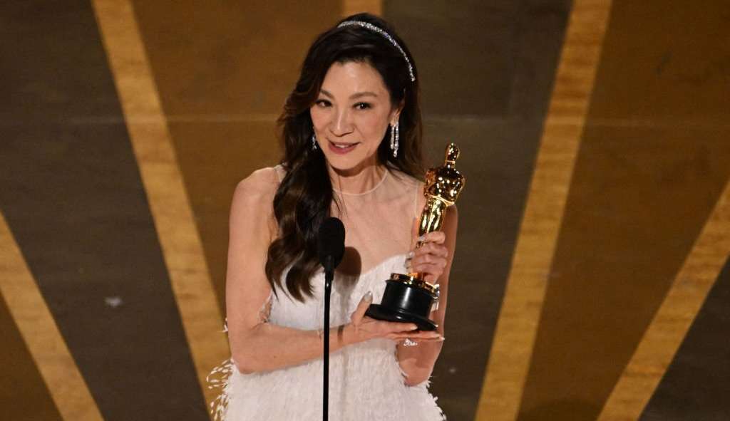 Oscar 2023: Michelle Yeoh se torna a primeira mulher asiática a vencer a categoria Melhor Atriz 