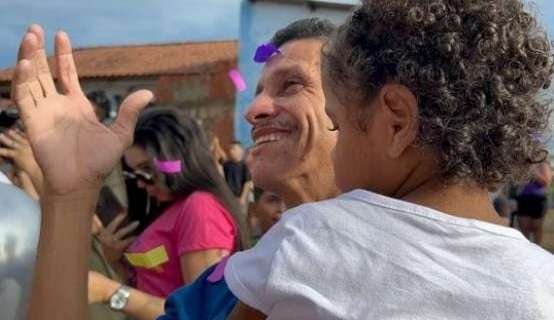 Pai solo de quatro meninas deficientes ganha casa no Acre Lorena Bueri