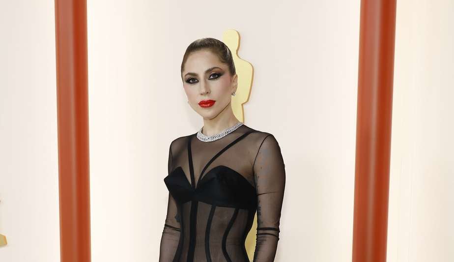 Lady Gaga ajuda fotógrafo que caiu no tapete champanhe no Oscar 2023