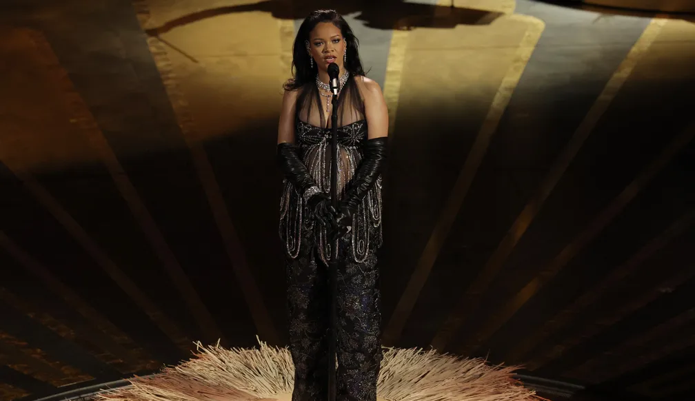 Rihanna performa 'Lift me up' ao vivo no Oscar 2023