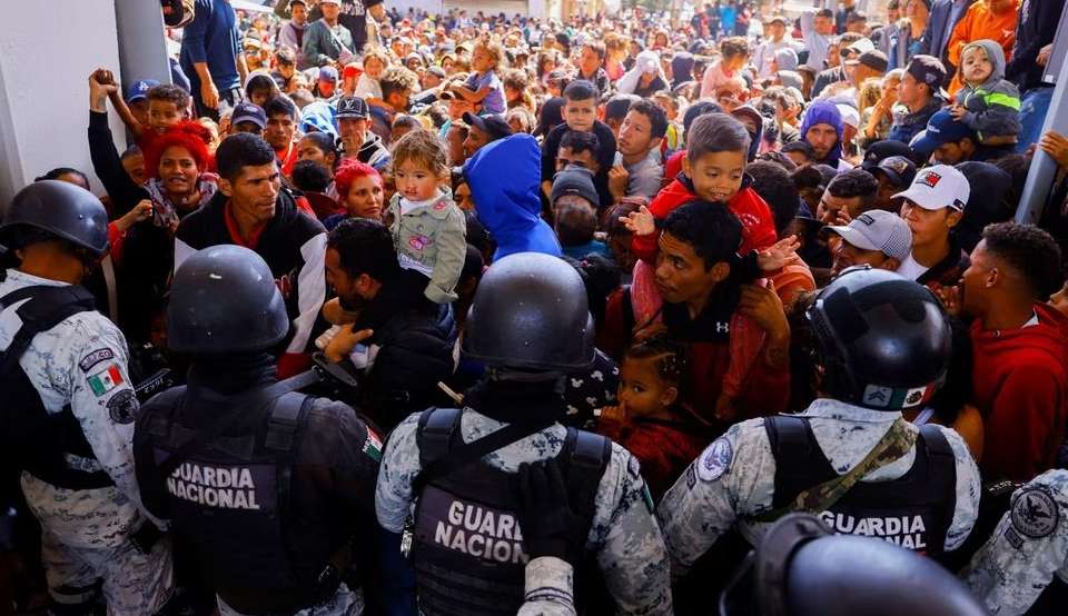 Centenas de imigrantes forçam entrada nos EUA após dificuldades com trâmites de imigração Lorena Bueri