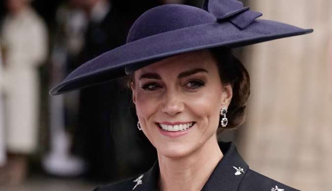 Kate Middleton usa presente dado pelo novo rei coroado em Commonwealth