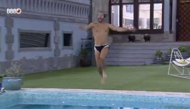 Gil se anima com festa surpresa no lugar da eliminação e pula na piscina: ‘Hoje eu não saio’