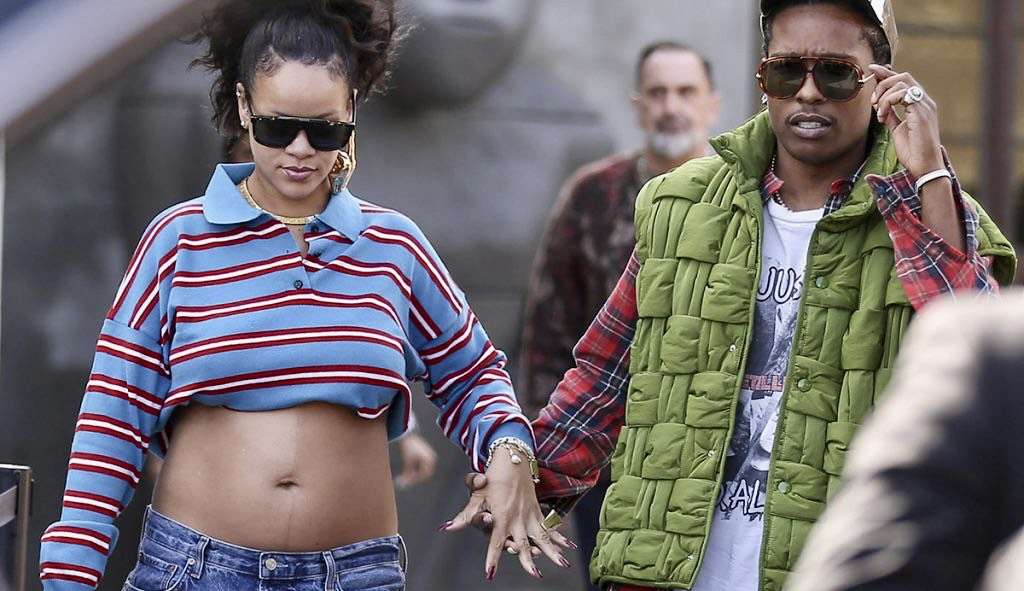 Rihanna, com barriga à mostra, passeia com ASAP Rocky por Los Angeles Lorena Bueri