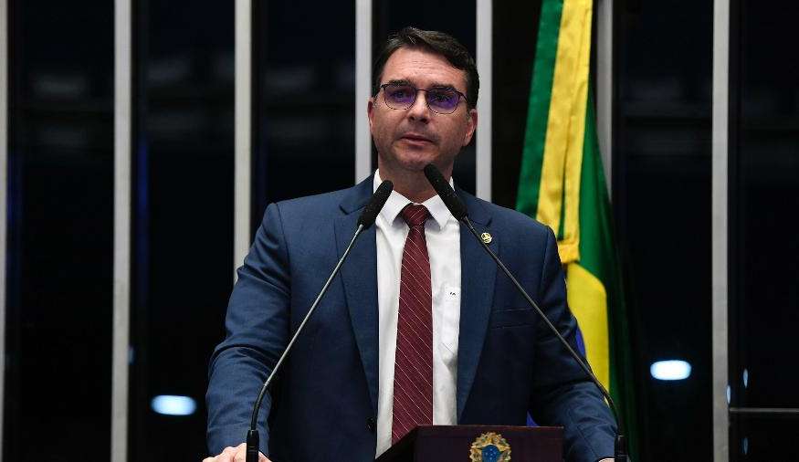 Flávio Bolsonaro é questionado sobre joias durante voo