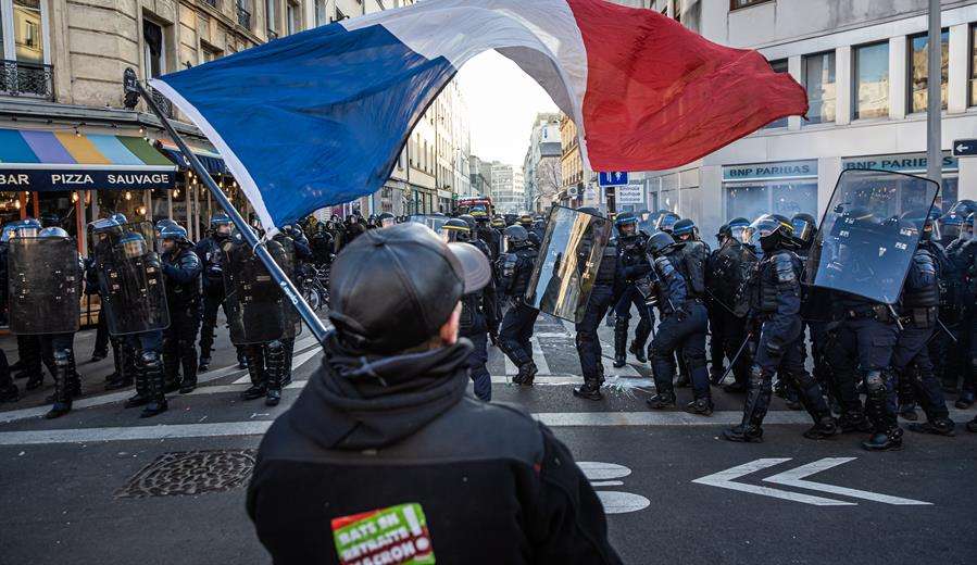 Governo de Macron usa 'truque de mestre' e causa revolta na França.  Lorena Bueri