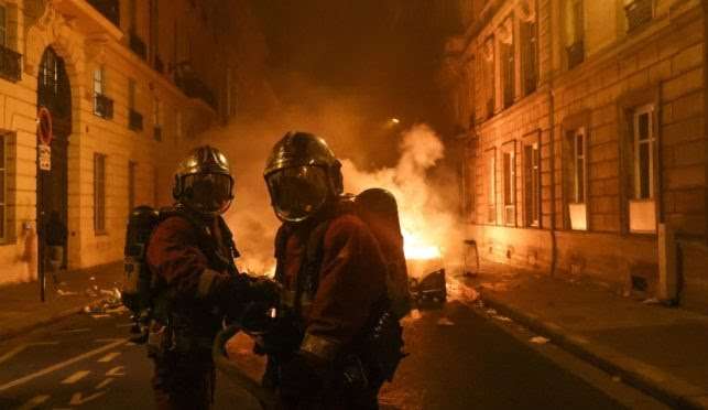Reforma da previdência francesa gera protestos e prisão de centenas de manifestantes