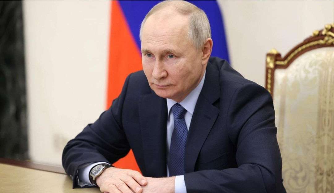 Vladmir Putin se torna o quarto líder de estado a receber ordem de prisão do Tribunal Penal Internacional.