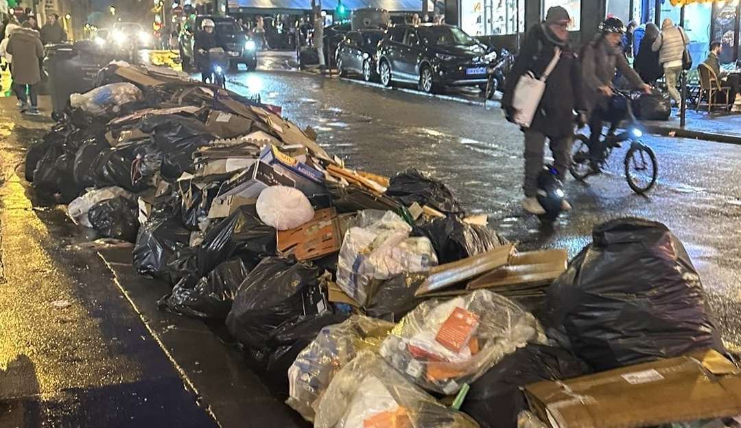 Paris sofre com acúmulo de lixo pelas ruas em meio a protestos contra a reforma da previdência Lorena Bueri