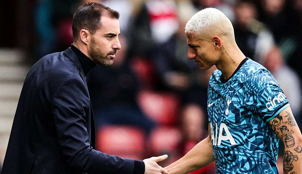 Richarlison sofre lesão e deixa jogo do Tottenham aos quatro