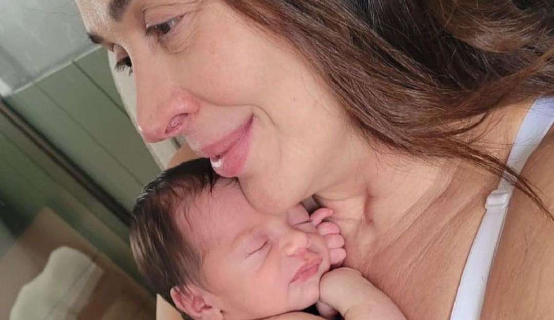 Claudia Raia encanta a web com foto de Luca dormindo após amamentação