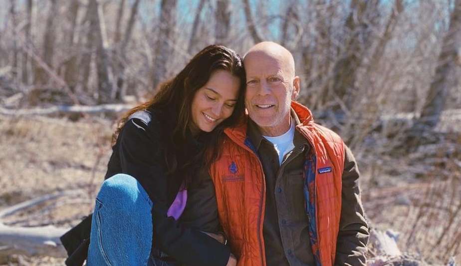 Esposa do ator Bruce Willis se emociona em vídeo de homenagem ao ator  Lorena Bueri