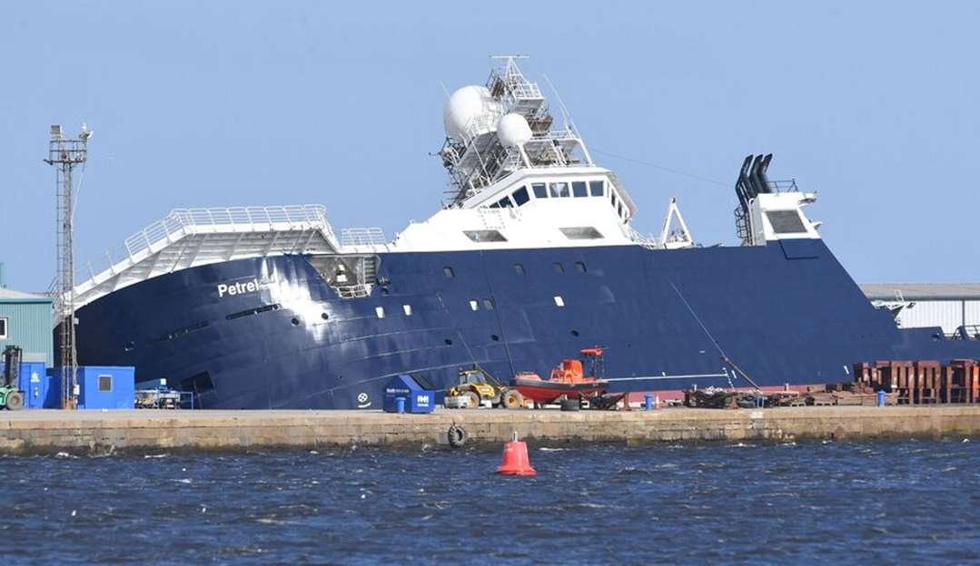 Navio tomba em porto da Escócia e deixa 25 feridos Lorena Bueri