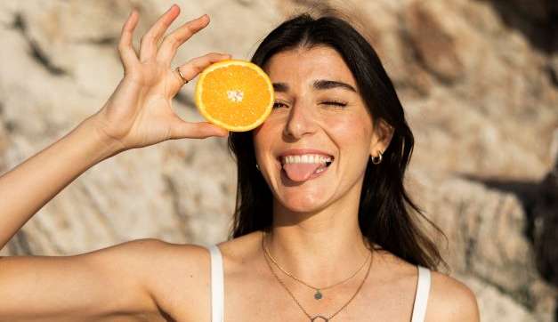 Vitamina C na rotina de cuidados para a pele Lorena Bueri