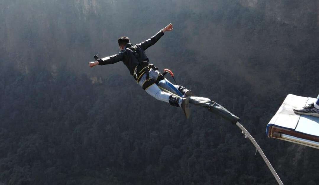 Turista cai de bungee jump na Tailândia e sobrevive após corda se romper  Lorena Bueri