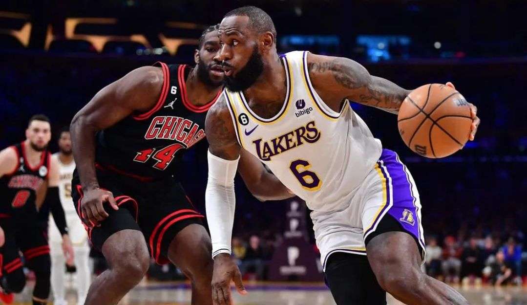 LeBron James volta para as quadras com derrota do Lakers para o Chicago Bulls