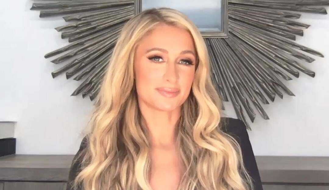 Paris Hilton dá entrevista com voz 'normal' e choca fãs Lorena Bueri