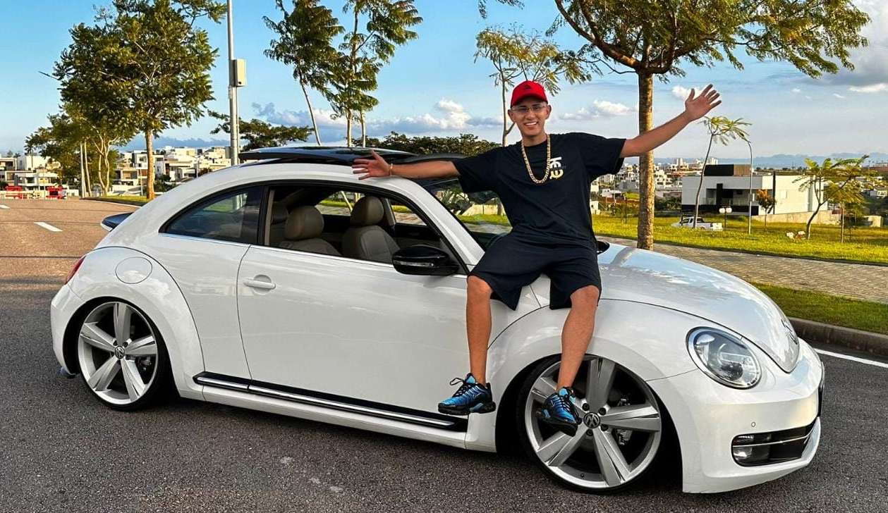 Ex-motoboy, Brunin Prado viraliza na web e ganha 1.9 milhões de seguidores 