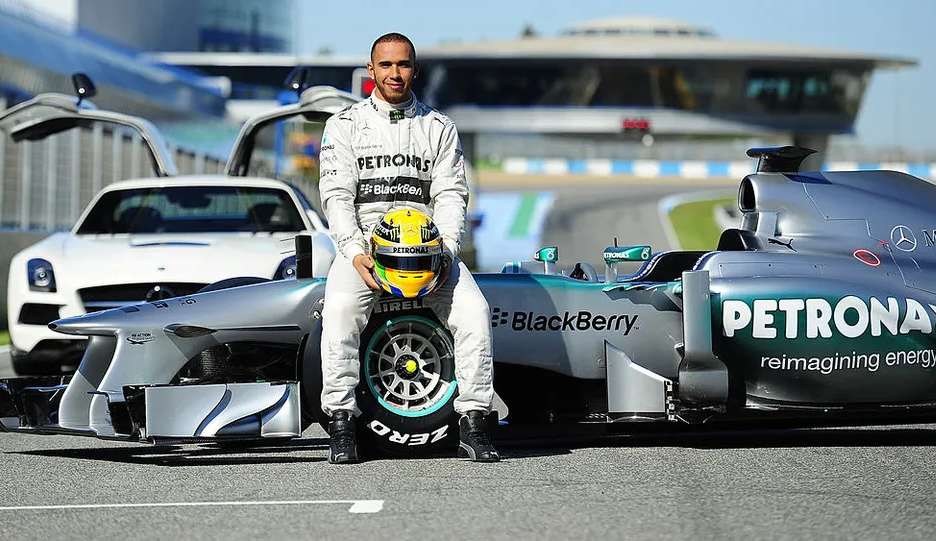 Hamilton lembra descrença em ida para Mercedes