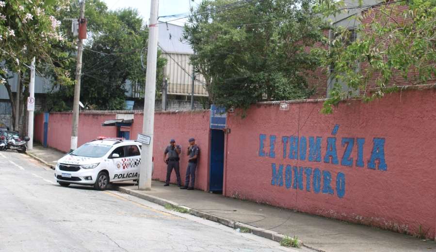 Perante homenagens professora vítima de ataque em escola de São Paulo é enterrada