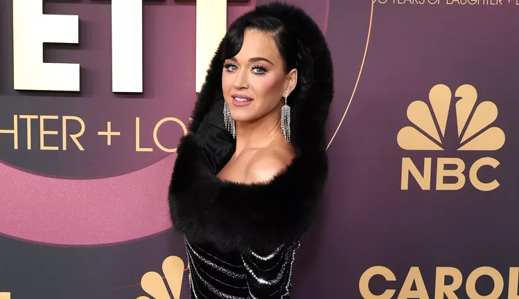 Katy Perry diz estar sóbria há cinco semanas  Lorena Bueri