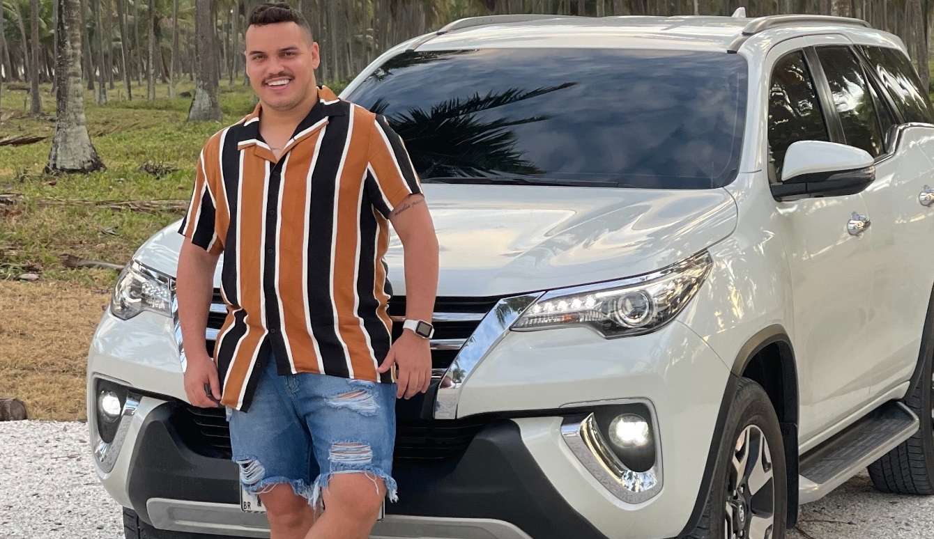 “Hoje moro de frente para o mar”, disparou o influencer e ex-morador da comunidade Kuki Pobizinho
