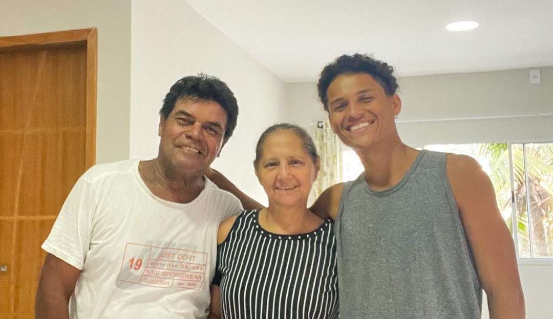 Ex-BBB Danrley Ferreira dá casa nova de presente para os pais