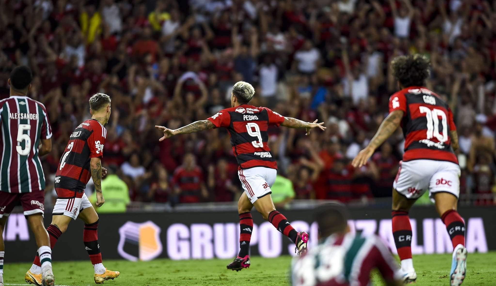 Flamengo bate Fluminense por 2x0 no primeiro jogo da final do Cariocão