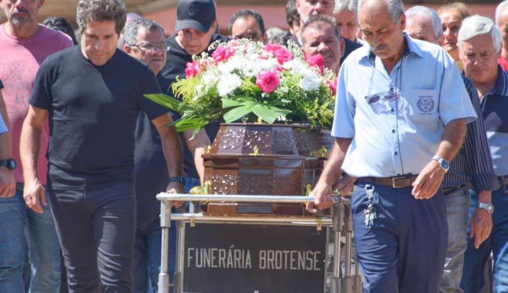 Cantor Daniel presta seu último adeus a mãe em velório no interior de São Paulo Lorena Bueri