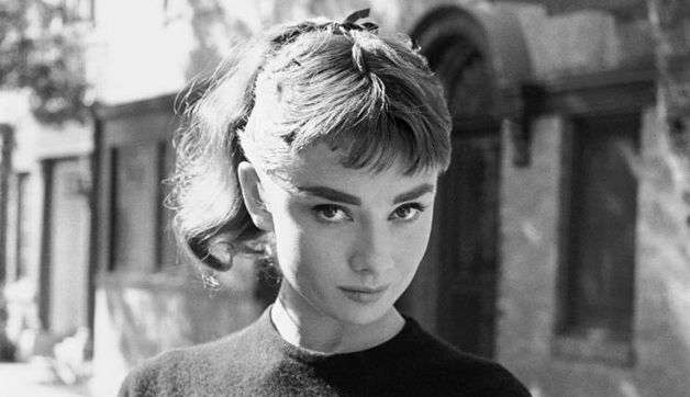 Audrey Hepburn continua sendo ícone da moda em referências de séries e filmes Lorena Bueri