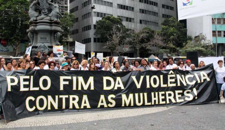 Lula aprova lei que prevê delegacia da mulher aberta 24 hrs 