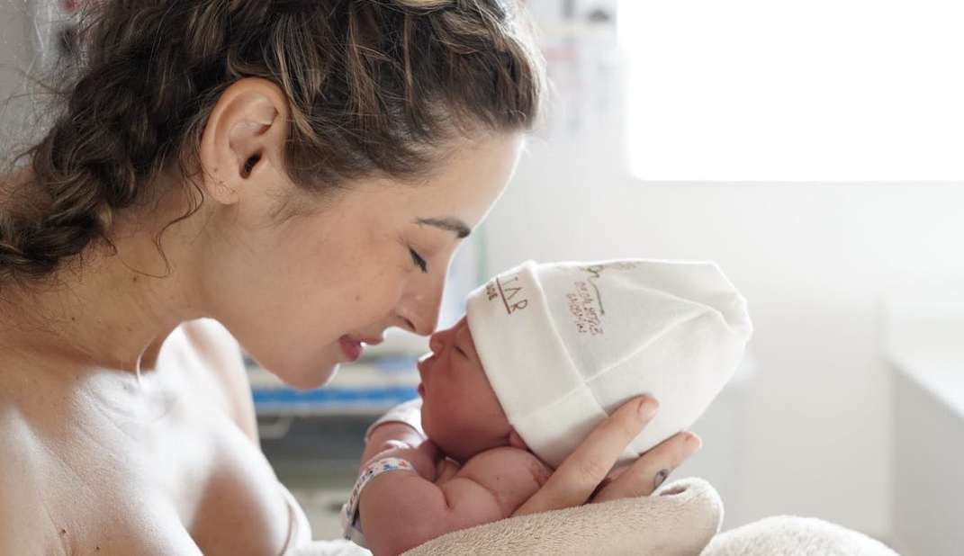 Tamy Contro conta sobre parto e participação de Projota no nascimento do filho Lorena Bueri