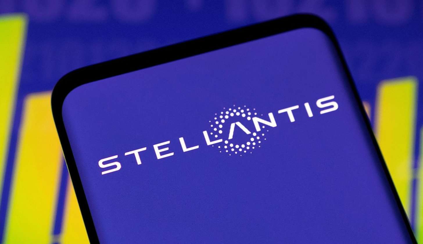 Stellantis busca sua terceira fábrica de baterias com parceria da Parasonic  Lorena Bueri
