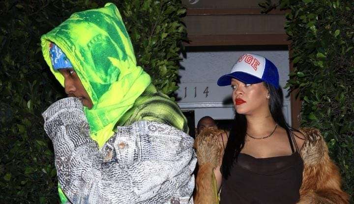 Grávida do segundo filho, Rihanna é fotografada ao deixar restaurante na Califórnia Lorena Bueri