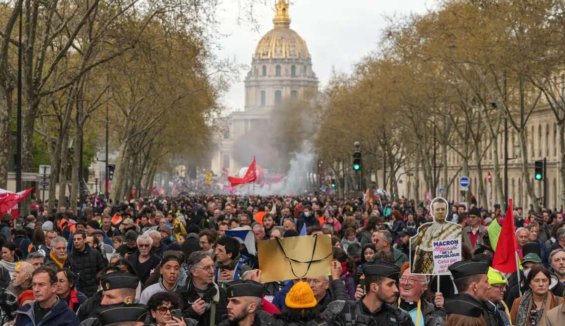 Governo francês mobiliza 11 mil policiais após protestos contra reforma da Previdência Lorena Bueri